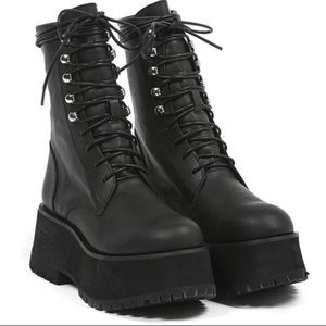 Unif armada boots Sz 8